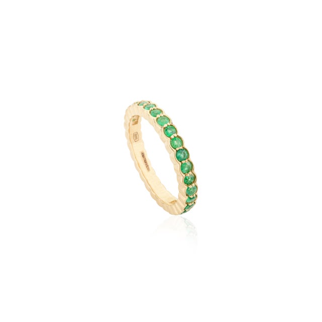 Modern Stackable Round Cut Emerald Band Ring in 14k Gold Size 6.5 For Sale - Image 3 of 12