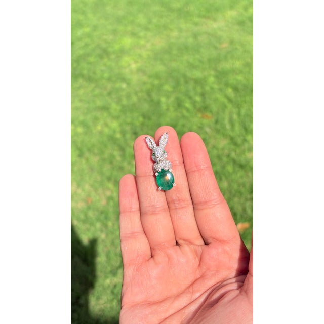 Contemporary Bunny Brooch Pin With 3.08ct Emerald & 1.11ct Pave Diamonds in 14k White Gold For Sale - Image 3 of 13