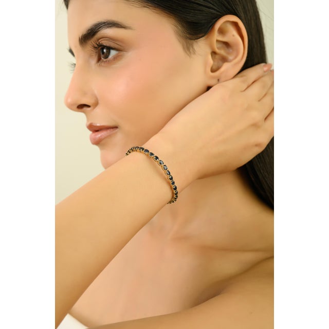 9.38 Carat Natural Blue Sapphire Tennis Bracelet in 14k Yellow Gold Prong-Set For Sale - Image 4 of 13