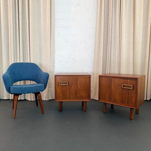 Pair of Mid-Century Modern Walnut With Brass Trim Nightstands End Tables For Sale - Image 4 of 10