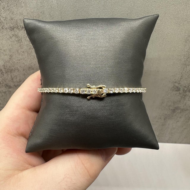 Contemporary Natural Diamond Tennis Bracelet in 14kt Yellow Gold – 3.5ctw, 7in, New For Sale - Image 3 of 4