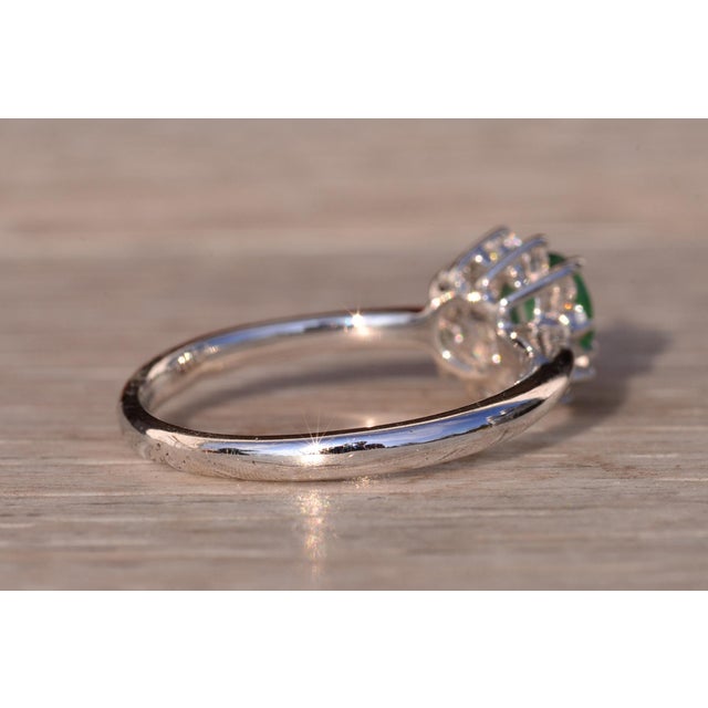 The 89th Avenue: Natural Emerald and Diamond Halo Ring in White Gold For Sale In Philadelphia - Image 6 of 10