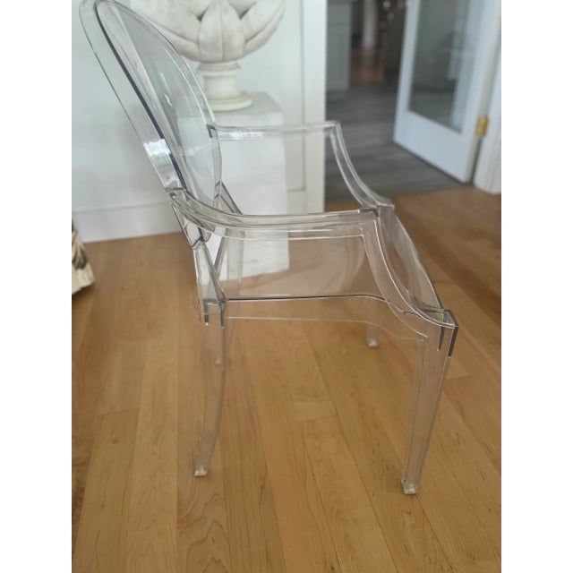 Modern Pair Philippe Starck Louis Ghost Chairs for Kartell For Sale - Image 3 of 4