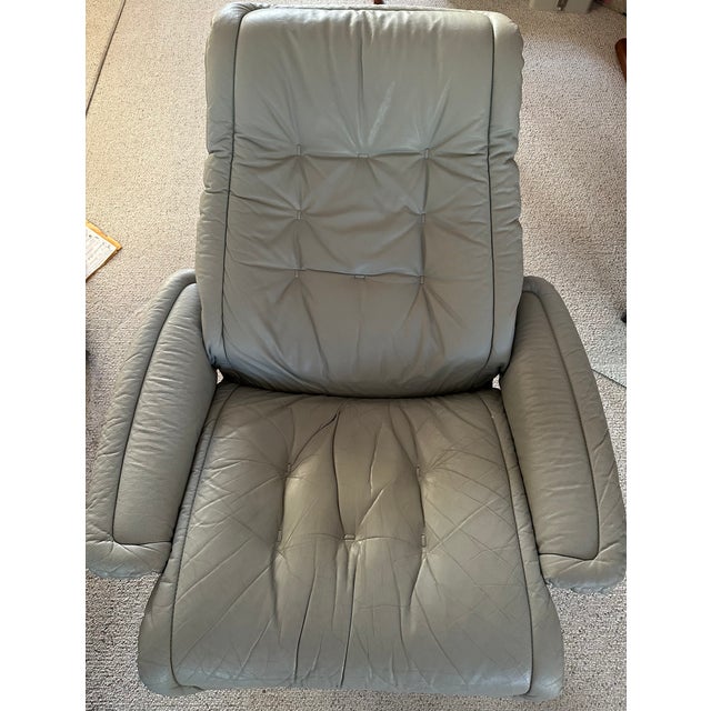 Mid-Century Modern Mid-Century Modern Ekornes-Styled Leather & Teak Chair & Ottoman For Sale - Image 3 of 7