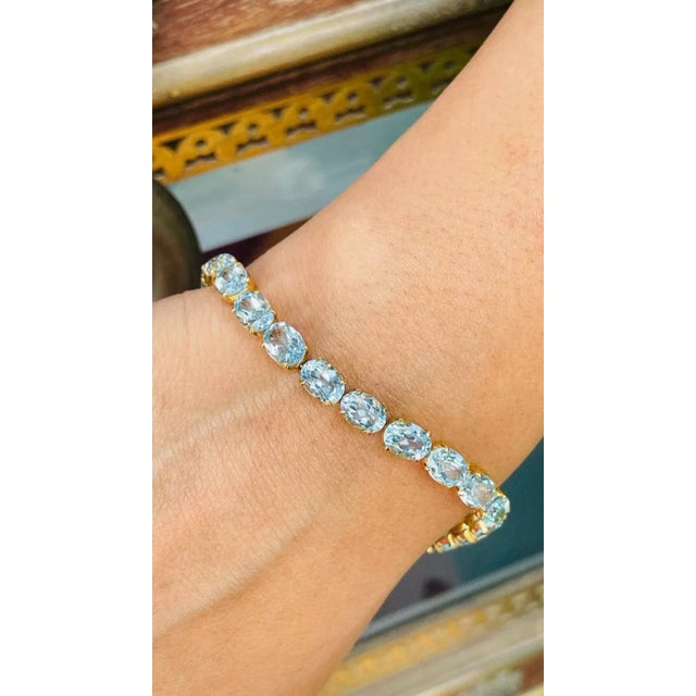 28.5 Carats Blue Topaz Gemstone Tennis Bracelet in 18k Yellow Gold For Sale - Image 9 of 17