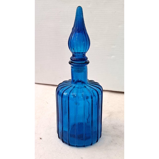 Emerald Vintage Mid-Century Modern Italian Art Glass Decanters, Cobalt Blue Ribbed & Emerald Green Empoli Style - a Pair For Sale - Image 8 of 12