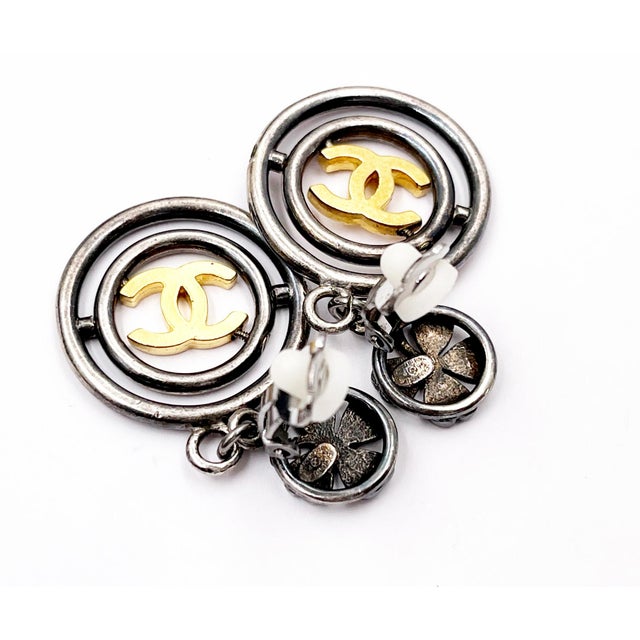 Contemporary Chanel Vintage Rare Gunmetal Round Clove Gold Spinning CC Clip on Earrings, A Pair For Sale - Image 3 of 3