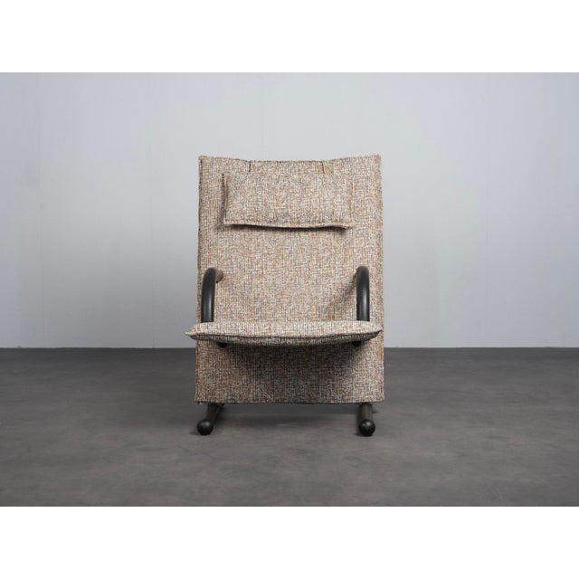 Designed by burkhard vogtherr for arflex in 1985, the t-line lounge chair combines a distinctive architectural silhouette...