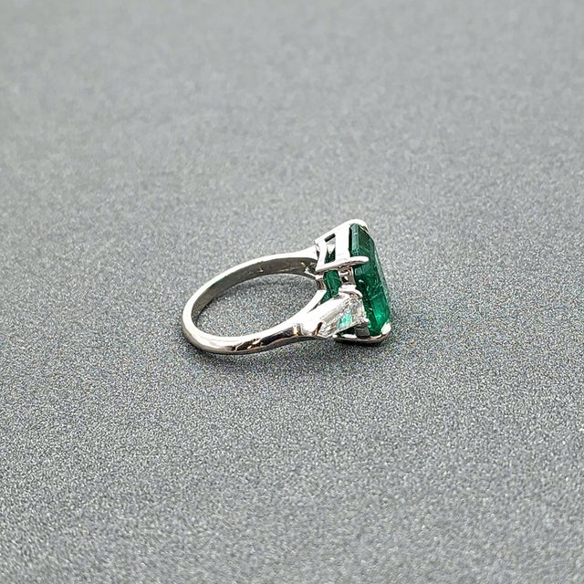 Early 21st Century 7.64 Ct Gia Certified Natural Zambian Emerald & Diamond Ring Size 7 For Sale - Image 5 of 8
