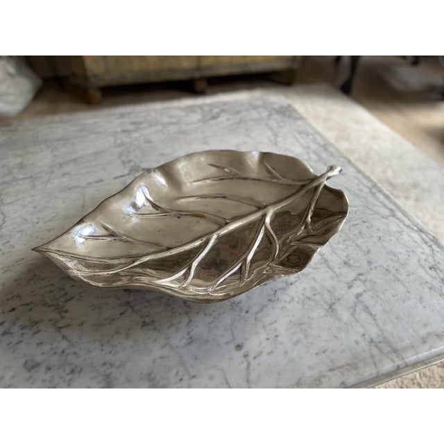Experience the charm of vintage design with this large, silver-plated leaf-shaped bowl from Valenti, crafted in the 1970s....