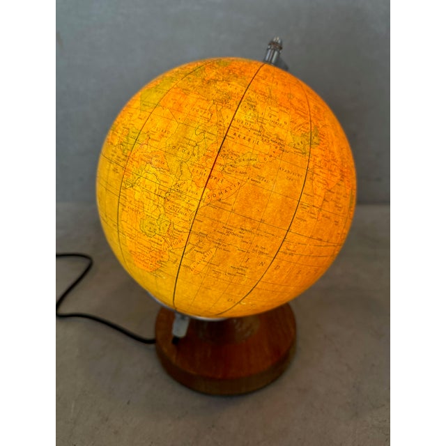 Nice glass political globe from 1980. Published by Räth. with its diameter of 21cm and glass design, it is quite rare....