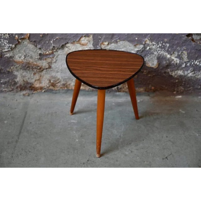 This is a simple and ultra-tenant vintage mini-table. Formica® Wood Forma® tray, shiny black song, all mounted on a end...