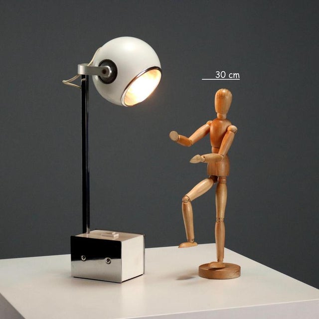This Stilnovo table lamp from the 1960s and 1970s represents a refined example of Italian design, combining functionality...