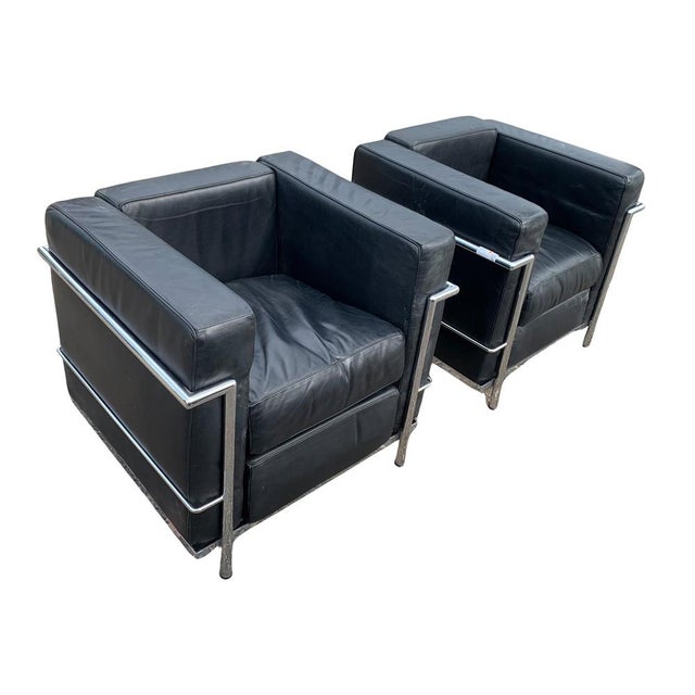 LC2 Armchair in Black Leather with Tubular Chrome Shaped Frame attributed to Le Corbusier, 1970s For Sale - Image 9 of 10