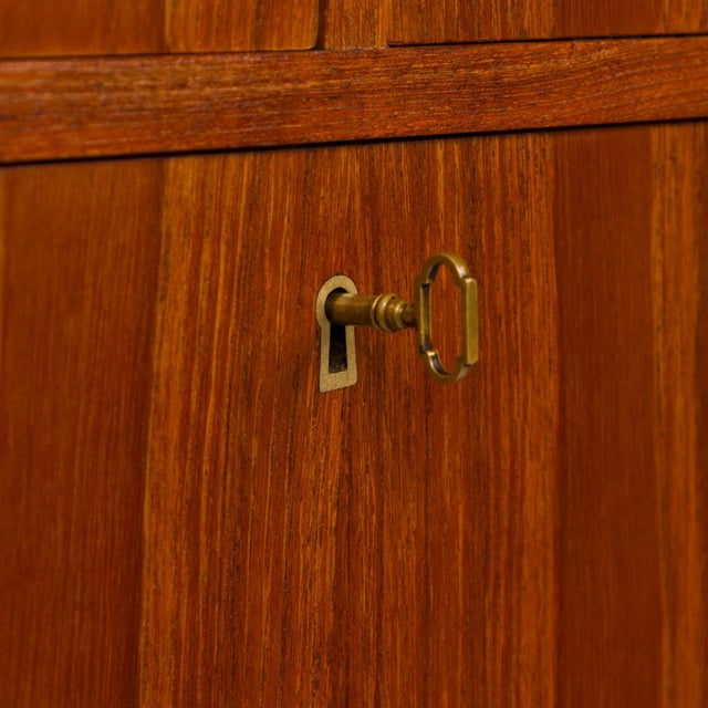 Danish Mid-Century Modern Teak Bar Hutch | Vintage Scandinavian Cocktail Cabinet For Sale In San Francisco - Image 6 of 7