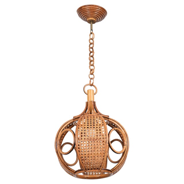 Marvellous rattan and wicker pendant chandelier in French Riviera style. This incredible piece was realized in Italy...