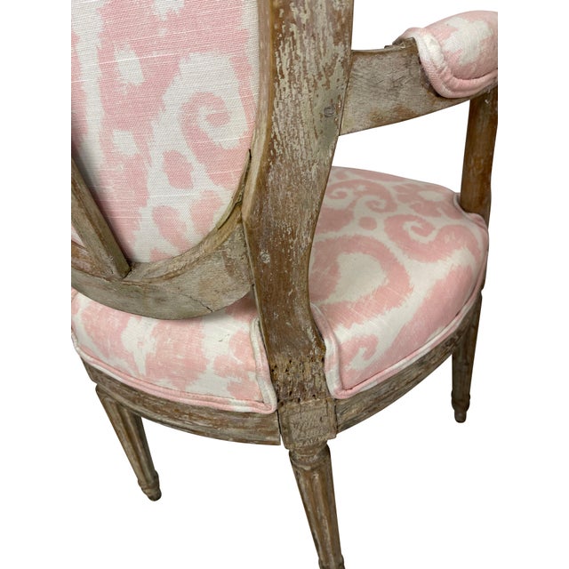 Early 20th Century Louis XVI Style Grey Painted Armchairs in Pink and White Ikat Upholstery - A Pair For Sale - Image 12 of 18