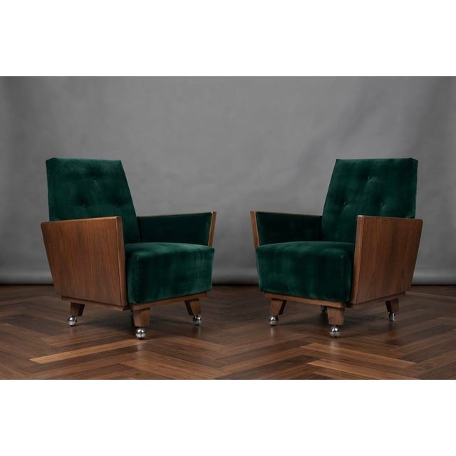 Hungarian Art Deco Lounge Chairs in Green Velvet with Wooden Side Panels and Casters, 1930s, Set of 2 For Sale - Image 3 of 5