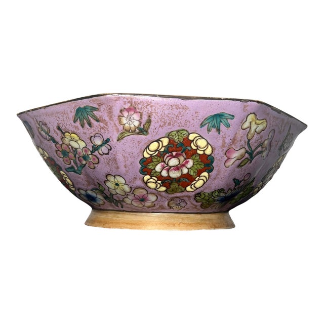 Chinese Porcelain Bowl With a "Made in the Qianlong Reign" Mark. For Sale