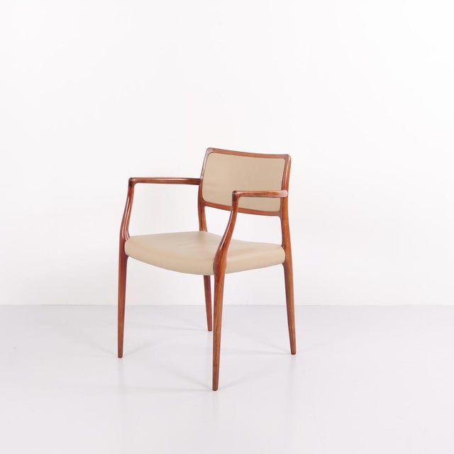 Model 65 Armchair in Rosewood with Light Elegance Leather by N.O. Møller for J.L. Møllers, 1960s, Set of 4 For Sale - Image 4 of 14