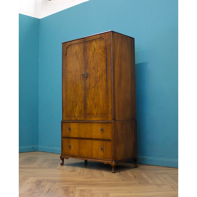Beithcraft British Art Deco Style Tallboy Linen Cabinet from Beithcraft, 1940s For Sale - Image 4 of 8