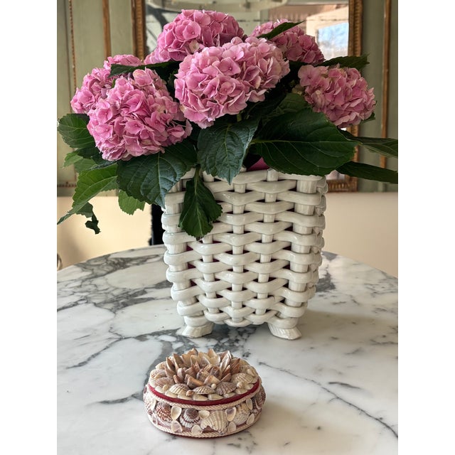 Traditional Vintage Palm Beach / Coastal Style Round Shell Encrusted Lidded Box For Sale - Image 3 of 12