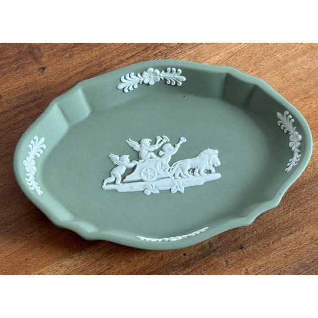 English Wedgwood Jasperware Sage Green Jewelry Dish With Neoclassical Cherub Design For Sale - Image 6 of 6