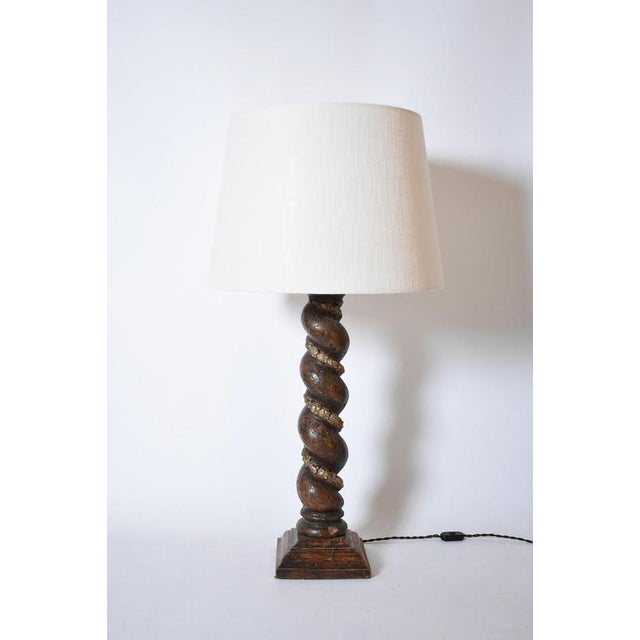 Turned wood column laurel pattern lamp, XIXth c. Table lamp, made of turned wood with floral decoration and gilded laurel...