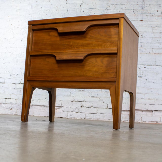 Wood Mid-20th Century MCM Nightstand Side or End Table Attributed to Johnson Carper Fashion Trend Line For Sale - Image 7 of 17