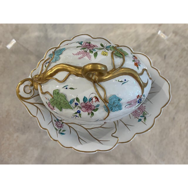 Late 20th Century Vintage Chinoiserie Style Porcelain Mottahedeh Melon Tureen With Underplate For Sale - Image 5 of 17