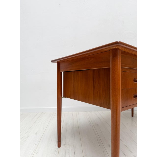 Elegant Danish desk crafted in teak during the 1960s. The design combines clean lines, refined proportions and practical...