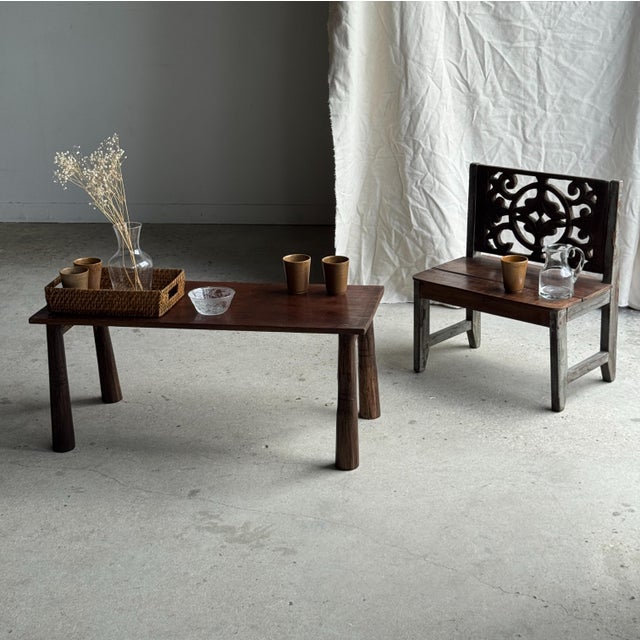 Second-hand Indonesian brown teak coffee table with tapered legs. Antique, second-hand piece. Ideal dimensions for a small...