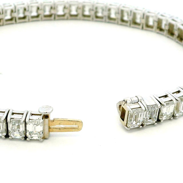 1990s 18k White Gold 16.32 Carat Emerald Cut Diamond Tennis Bracelet For Sale - Image 9 of 11