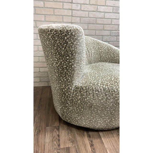 Mid Century Modern “Nautilus” Swivel Chairs Vladimir Kagan for Weiman - Pair For Sale In Chicago - Image 6 of 12