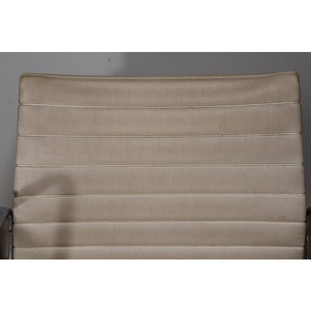 EA 108 Leather Armchair by Charles and Ray Eames for Herman Miller, 1960 For Sale - Image 17 of 18
