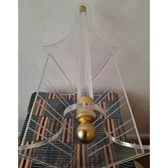 1960s Magazine Rack in Acrylic and Brass, 1970s For Sale - Image 5 of 10