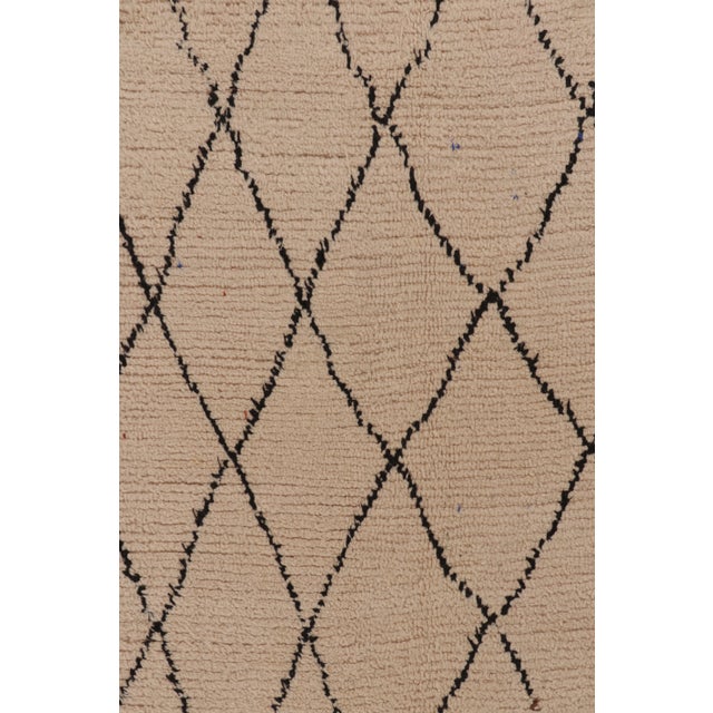 1960s Vintage Moroccan Rug With Tribal Diamond Grid in Beige & Black - Rug & Kilim For Sale - Image 5 of 9