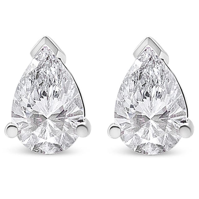 A timeless jewelry essential, these white diamonds studs will bring unparalleled sparkle to your ears. These elegant lab...