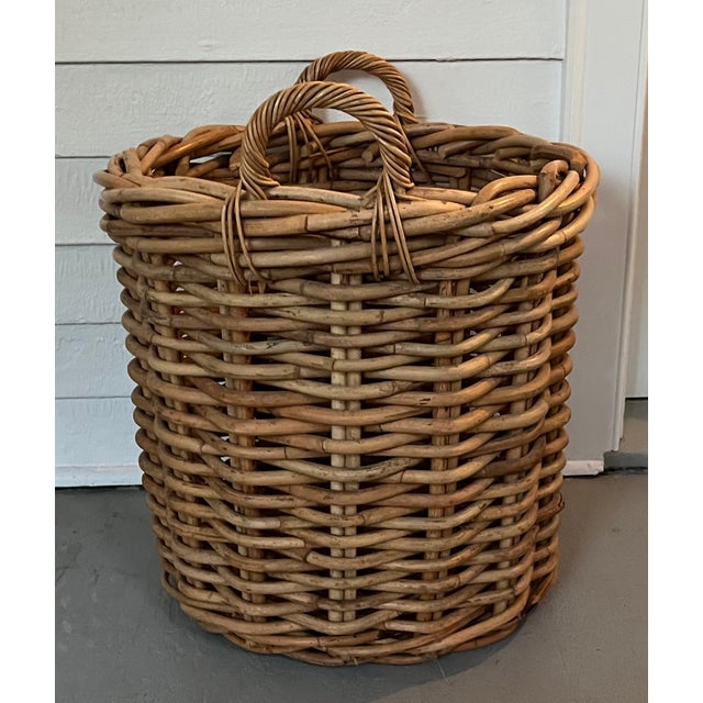 Large English Woven Wicker Log or Kindling Basket for the Fireplace Hearth For Sale In New York - Image 6 of 13