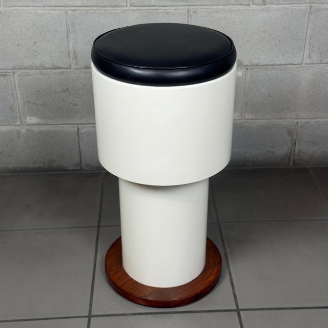 Modern Stools in White Lacquered Wood, 1960s, Set of 2 For Sale - Image 6 of 13