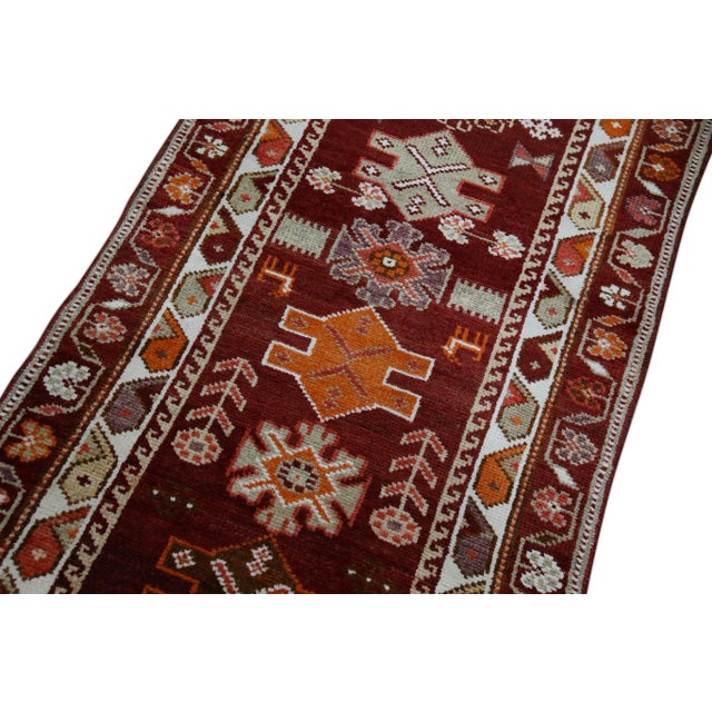 This exquisite vintage Turkish Oushak rug is a stunning example of traditional craftsmanship and timeless beauty. Hand-...