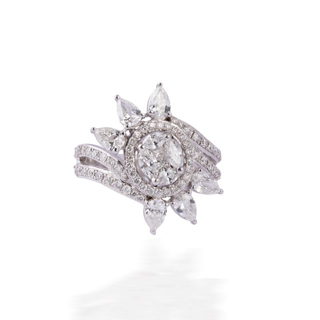 Contemporary Diamond Ring in 18k gold For Sale - Image 3 of 5