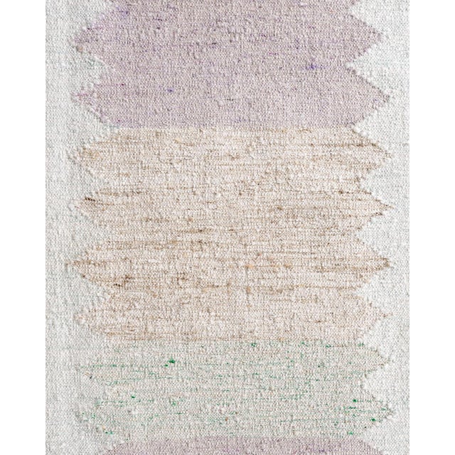 Handwoven in India with a blend of wool and viscose, this Kilim draws inspiration from the clean and simple aesthetic of...