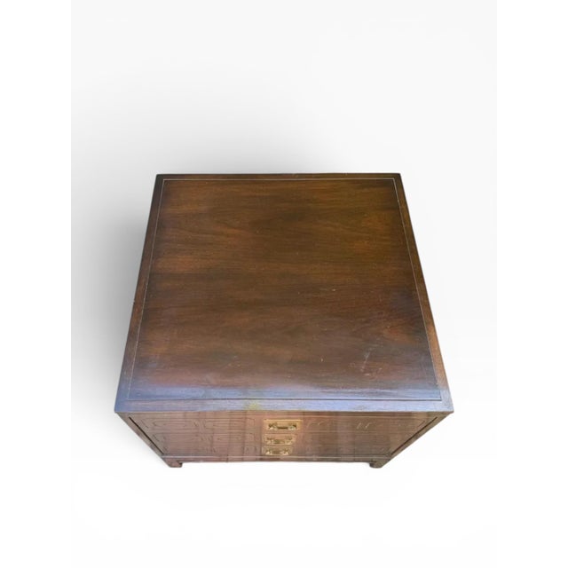 Brown Vintage Mid-Century Modern John Widdicomb Nightstand – Etched Drawer Fronts & Asian-Inspired Accents For Sale - Image 8 of 15