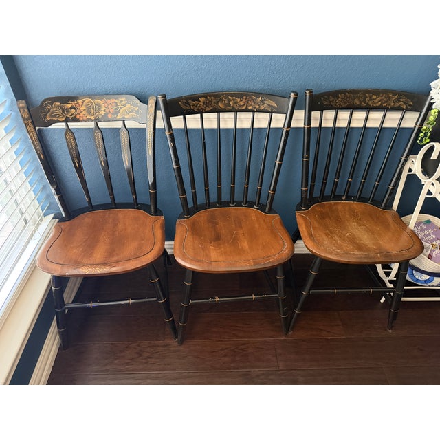 1970s L Hitchcock Cloverleaf Table and 8 Chairs and Two Leaves For Sale In Dallas - Image 6 of 15