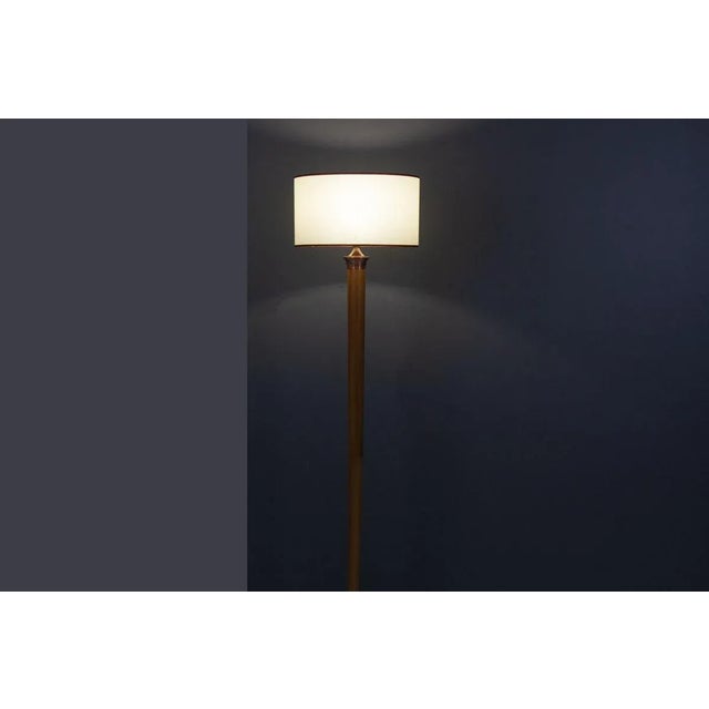 Beige Art Deco Floor Lamp in Pearwood, Copper, and Bakelite, 1930s For Sale - Image 8 of 9