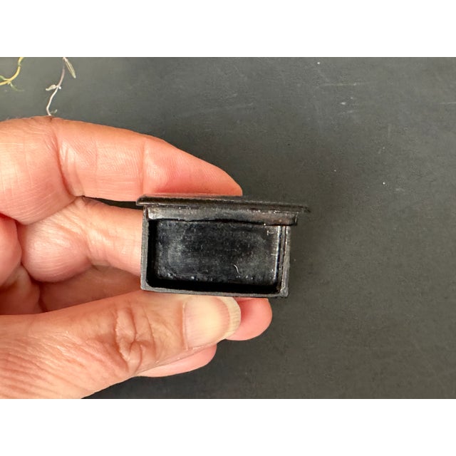 19th Century Black Lacquer Papier-Mâché Snuff Box For Sale - Image 9 of 10