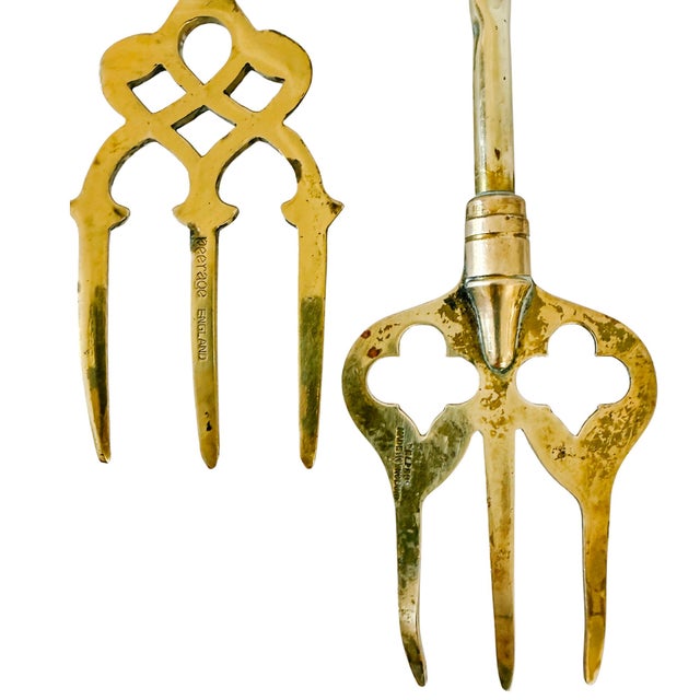 1950s 1950s English Brass Fireplace Toasting Forks With Spaniels & Heraldic Shield Crest - A Pair For Sale - Image 5 of 6