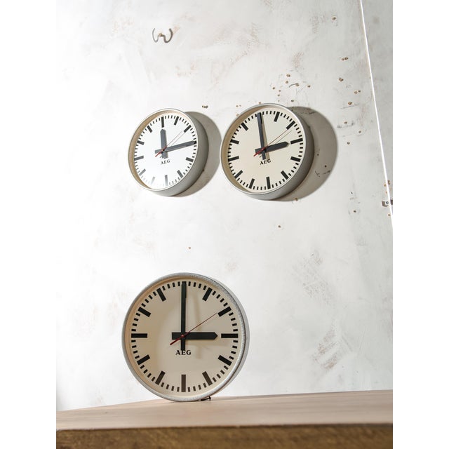 Industrial Grey Hammered Wall Clock from Aeg, Germany, 1960s For Sale - Image 9 of 15