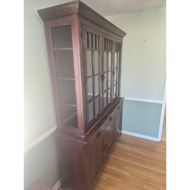 1950s 1950s Stickley-Style Mission Oak Lighted China Cabinet Hutch | Arts & Crafts Buffet For Sale - Image 5 of 8